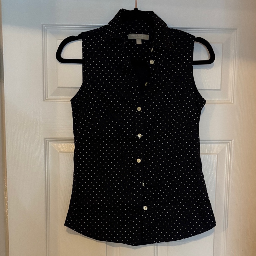 Banana Republic Sleeveless navy Polka Dot fitted blouse